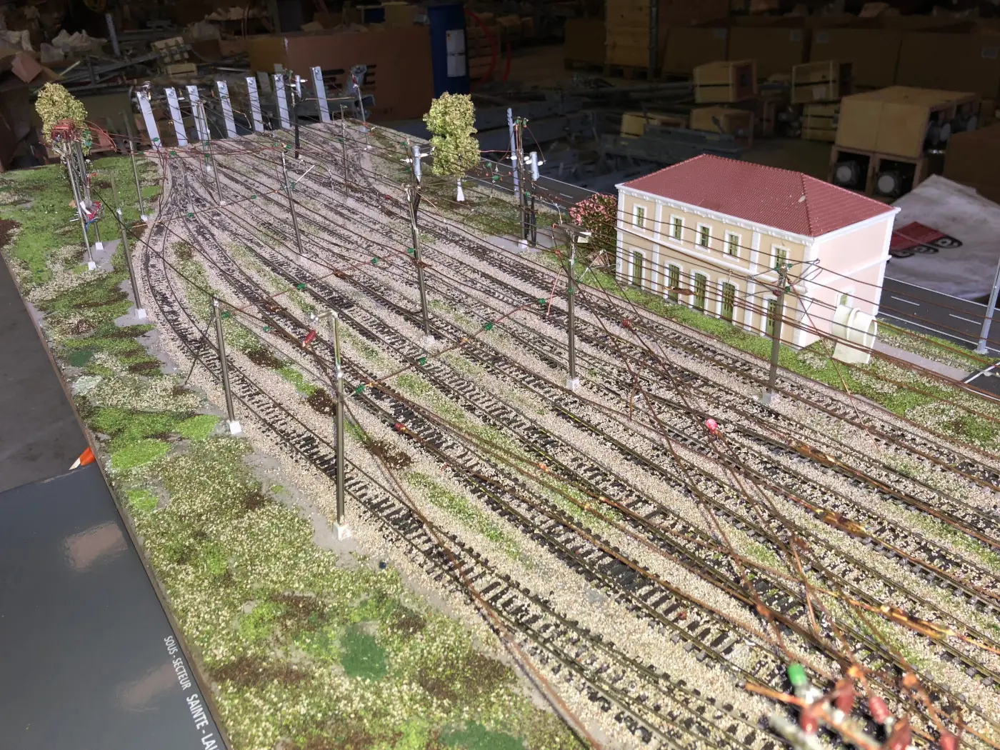 IMG_0373-scaled-1-opt Maquette de réseau ferroviaire – salle de formation O.F.F